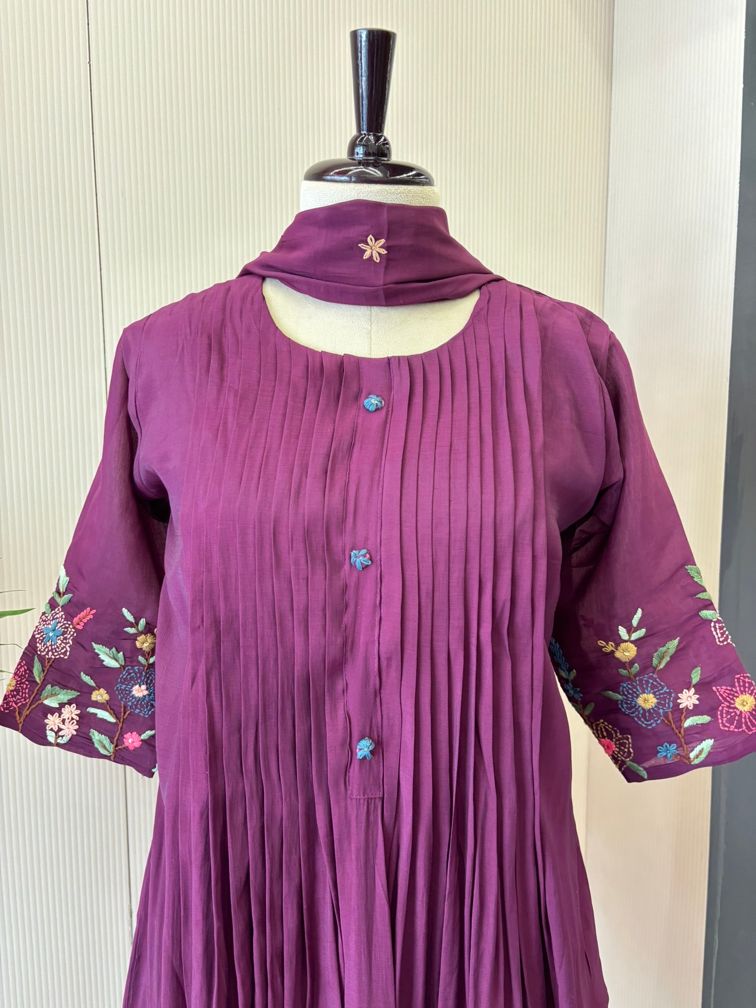 A1147 - Mul Chanderi pleated Kurti pants & dupatta